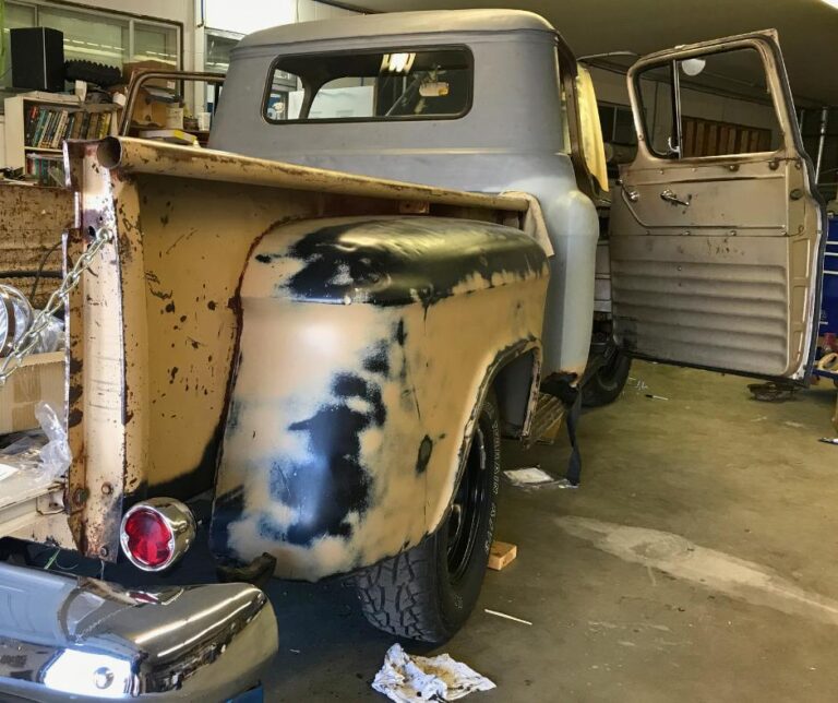 REPAIRS OLD CAR JACK